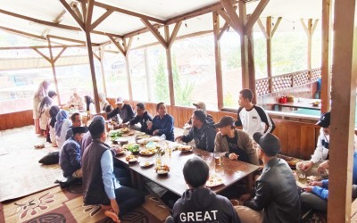 Momen Kebersamaan Guru dan Staf MA Nurul Huda Cisurupan