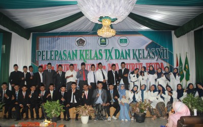Foto Bersama Pelepasan Siswa Kelas 12 Tahun 2024