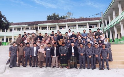 Foto bersama guru dan staf MA/MTs Nurul Huda